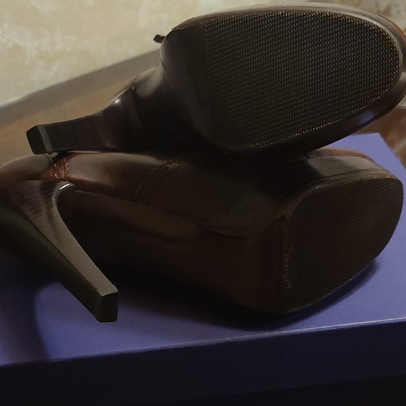 Stuart Weitzman Heels in Toast - Picture 2 of 4